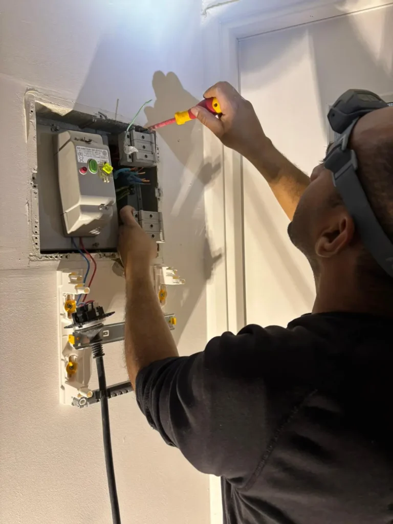 Le dirigeant de SD Électricité au travail sur un chantier